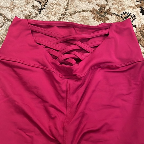 Bombshell Leggings - Picture 2 of 4